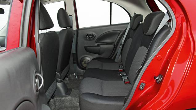 A boa abertura facilita o acesso | <a href="https://preprod.quatrorodas.abril.com.br/carros/comparativos/hatches-compactos-729449.shtml" rel="migration">Leia mais</a> A boa abertura facilita o acesso | <a href="https://preprod.quatrorodas.abril.com.br/carros/comparativos/hatches-compactos-729449.shtml" rel="migration">Leia mais</a>
