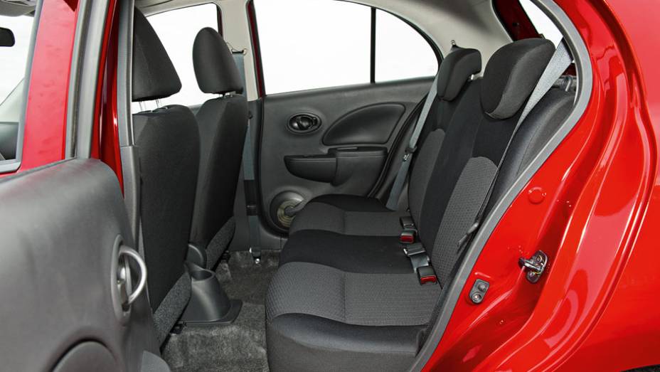 A boa abertura facilita o acesso | <a href="https://preprod.quatrorodas.abril.com.br/carros/comparativos/hatches-compactos-729449.shtml" rel="migration">Leia mais</a> A boa abertura facilita o acesso | <a href="https://preprod.quatrorodas.abril.com.br/carros/comparativos/hatches-compactos-729449.shtml" rel="migration">Leia mais</a>
