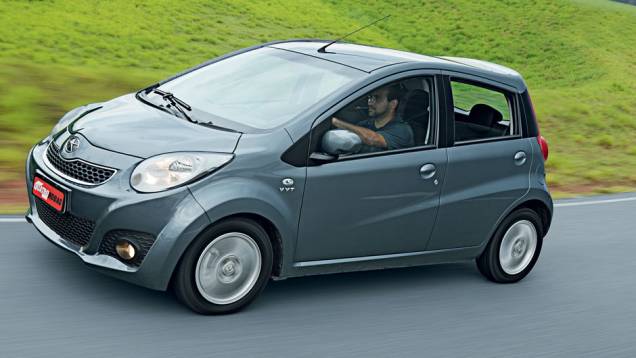 A grade dianteira é exclusiva da versão brasileira | <a href="https://preprod.quatrorodas.abril.com.br/carros/comparativos/hatches-compactos-729449.shtml" rel="migration">Leia mais</a> A grade dianteira é exclusiva da versão brasileira | <a href="https://preprod.quatrorodas.abril.com.br/carros/comparativos/hatches-compactos-729449.shtml" rel="migration">Leia mais</a>