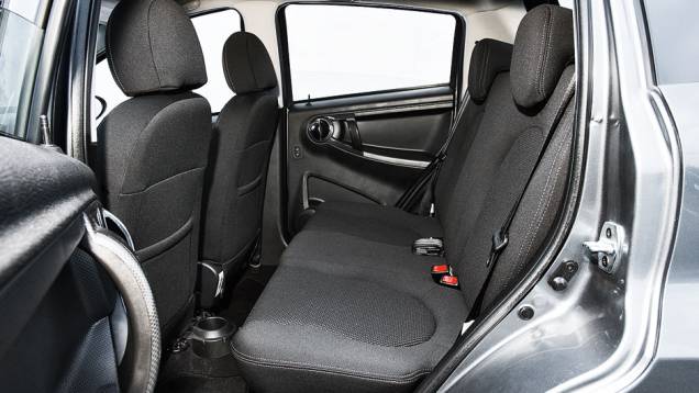 Atrás, há espaço para dois adultos | <a href="https://preprod.quatrorodas.abril.com.br/carros/comparativos/hatches-compactos-729449.shtml" rel="migration">Leia mais</a> Atrás, há espaço para dois adultos | <a href="https://preprod.quatrorodas.abril.com.br/carros/comparativos/hatches-compactos-729449.shtml" rel="migration">Leia mais</a>