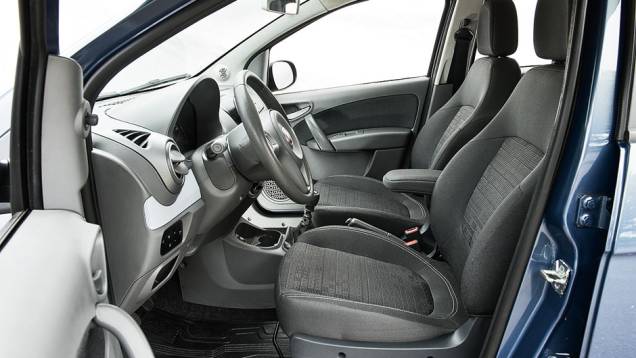 Banco do motorista apoia bem | <a href="https://preprod.quatrorodas.abril.com.br/carros/comparativos/hatches-compactos-729449.shtml" rel="migration">Leia mais</a> Banco do motorista apoia bem | <a href="https://preprod.quatrorodas.abril.com.br/carros/comparativos/hatches-compactos-729449.shtml" rel="migration">Leia mais</a>