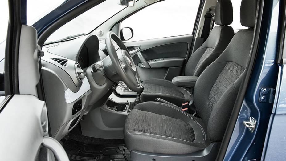 Banco do motorista apoia bem | <a href="https://preprod.quatrorodas.abril.com.br/carros/comparativos/hatches-compactos-729449.shtml" rel="migration">Leia mais</a> Banco do motorista apoia bem | <a href="https://preprod.quatrorodas.abril.com.br/carros/comparativos/hatches-compactos-729449.shtml" rel="migration">Leia mais</a>