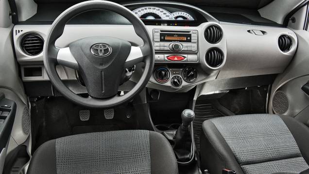 A cabine é despojada de recursos | <a href="https://preprod.quatrorodas.abril.com.br/carros/comparativos/hatches-compactos-729449.shtml" rel="migration">Leia mais</a> A cabine é despojada de recursos | <a href="https://preprod.quatrorodas.abril.com.br/carros/comparativos/hatches-compactos-729449.shtml" rel="migration">Leia mais</a>