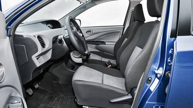 Revestimento dos bancos é de tecido | <a href="https://preprod.quatrorodas.abril.com.br/carros/comparativos/hatches-compactos-729449.shtml" rel="migration">Leia mais</a> Revestimento dos bancos é de tecido | <a href="https://preprod.quatrorodas.abril.com.br/carros/comparativos/hatches-compactos-729449.shtml" rel="migration">Leia mais</a>