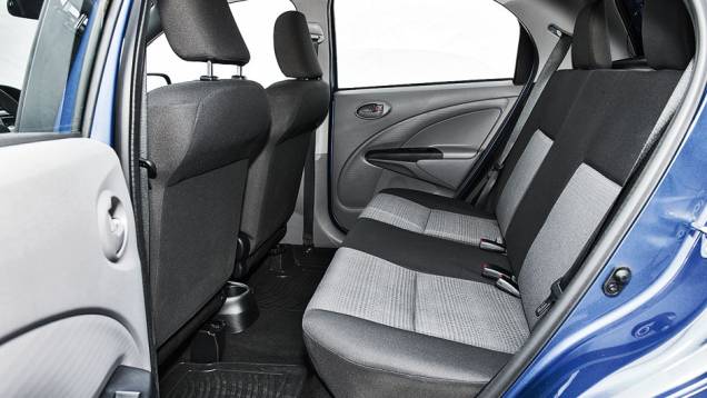Bom espaço traseiro se comparado ao do Gol | <a href="https://preprod.quatrorodas.abril.com.br/carros/comparativos/hatches-compactos-729449.shtml" rel="migration">Leia mais</a> Bom espaço traseiro se comparado ao do Gol | <a href="https://preprod.quatrorodas.abril.com.br/carros/comparativos/hatches-compactos-729449.shtml" rel="migration">Leia mais</a>