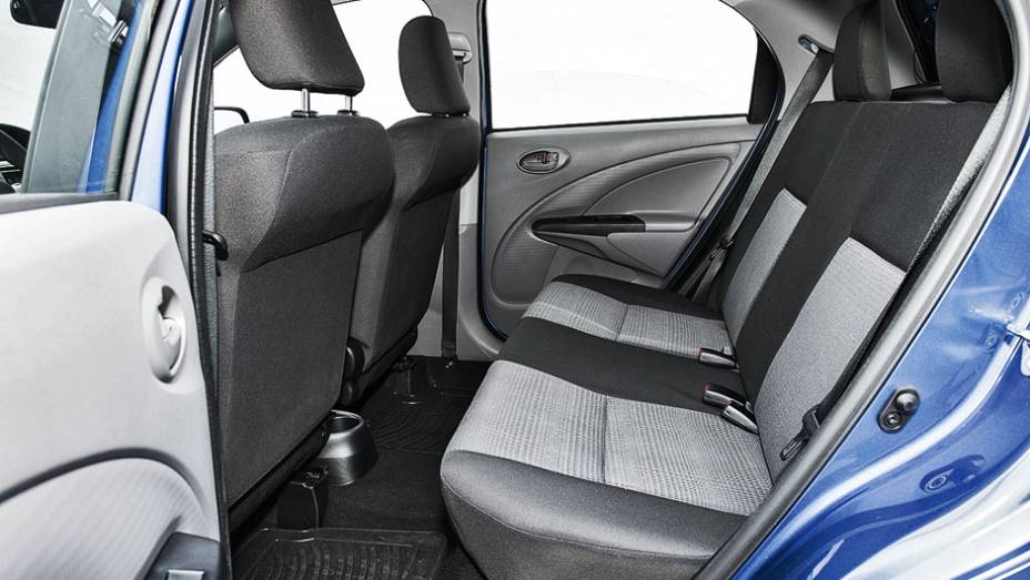 Bom espaço traseiro se comparado ao do Gol | <a href="https://preprod.quatrorodas.abril.com.br/carros/comparativos/hatches-compactos-729449.shtml" rel="migration">Leia mais</a> Bom espaço traseiro se comparado ao do Gol | <a href="https://preprod.quatrorodas.abril.com.br/carros/comparativos/hatches-compactos-729449.shtml" rel="migration">Leia mais</a>