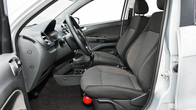 Banco tem ajuste de altura | <a href="https://preprod.quatrorodas.abril.com.br/carros/comparativos/hatches-compactos-729449.shtml" rel="migration">Leia mais</a> Banco tem ajuste de altura | <a href="https://preprod.quatrorodas.abril.com.br/carros/comparativos/hatches-compactos-729449.shtml" rel="migration">Leia mais</a>