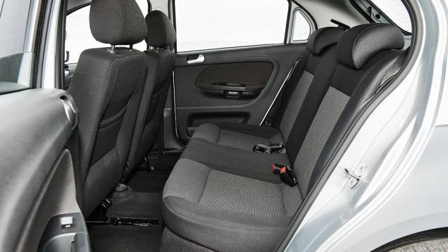Cintos traseiros são retráteis | <a href="https://preprod.quatrorodas.abril.com.br/carros/comparativos/hatches-compactos-729449.shtml" rel="migration">Leia mais</a> Cintos traseiros são retráteis | <a href="https://preprod.quatrorodas.abril.com.br/carros/comparativos/hatches-compactos-729449.shtml" rel="migration">Leia mais</a>