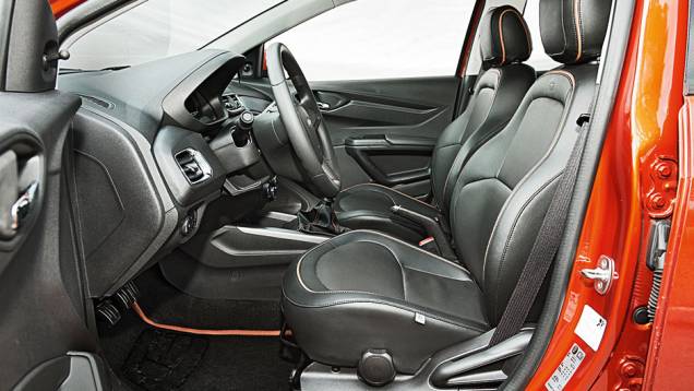 ...como sistema multimídia e bancos de couro... | <a href="https://preprod.quatrorodas.abril.com.br/carros/comparativos/hatches-compactos-729449.shtml" rel="migration">Leia mais</a> ...como sistema multimídia e bancos de couro... | <a href="https://preprod.quatrorodas.abril.com.br/carros/comparativos/hatches-compactos-729449.shtml" rel="migration">Leia mais</a>