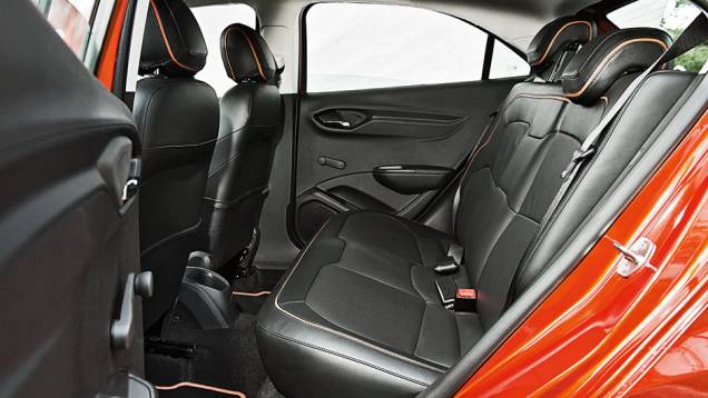 ...que não vêm na versão básica | <a href="https://preprod.quatrorodas.abril.com.br/carros/comparativos/hatches-compactos-729449.shtml" rel="migration">Leia mais</a> ...que não vêm na versão básica | <a href="https://preprod.quatrorodas.abril.com.br/carros/comparativos/hatches-compactos-729449.shtml" rel="migration">Leia mais</a>
