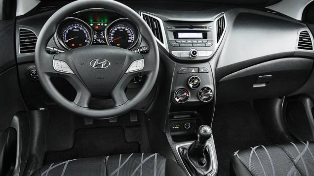 Assim como no Onix, a versão fotografada do HB20 é completa... | <a href="https://preprod.quatrorodas.abril.com.br/carros/comparativos/hatches-compactos-729449.shtml" rel="migration">Leia mais</a> Assim como no Onix, a versão fotografada do HB20 é completa... | <a href="https://preprod.quatrorodas.abril.com.br/carros/comparativos/hatches-compactos-729449.shtml" rel="migration">Leia mais</a>