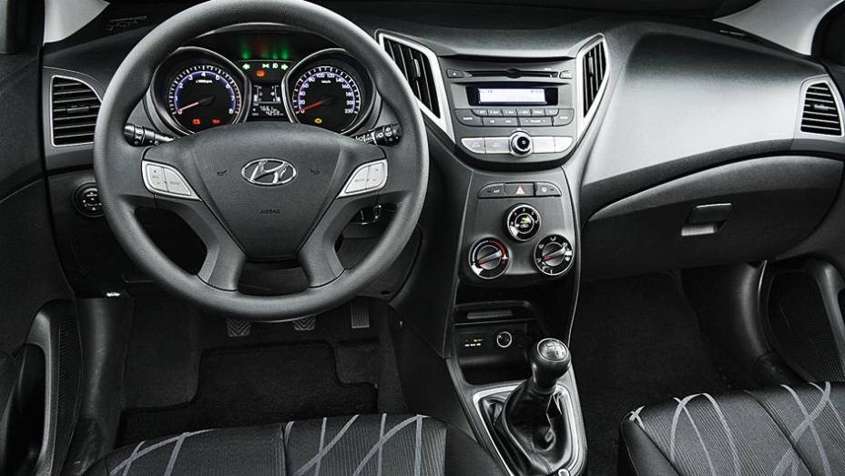 Assim como no Onix, a versão fotografada do HB20 é completa... | <a href="https://preprod.quatrorodas.abril.com.br/carros/comparativos/hatches-compactos-729449.shtml" rel="migration">Leia mais</a> Assim como no Onix, a versão fotografada do HB20 é completa... | <a href="https://preprod.quatrorodas.abril.com.br/carros/comparativos/hatches-compactos-729449.shtml" rel="migration">Leia mais</a>