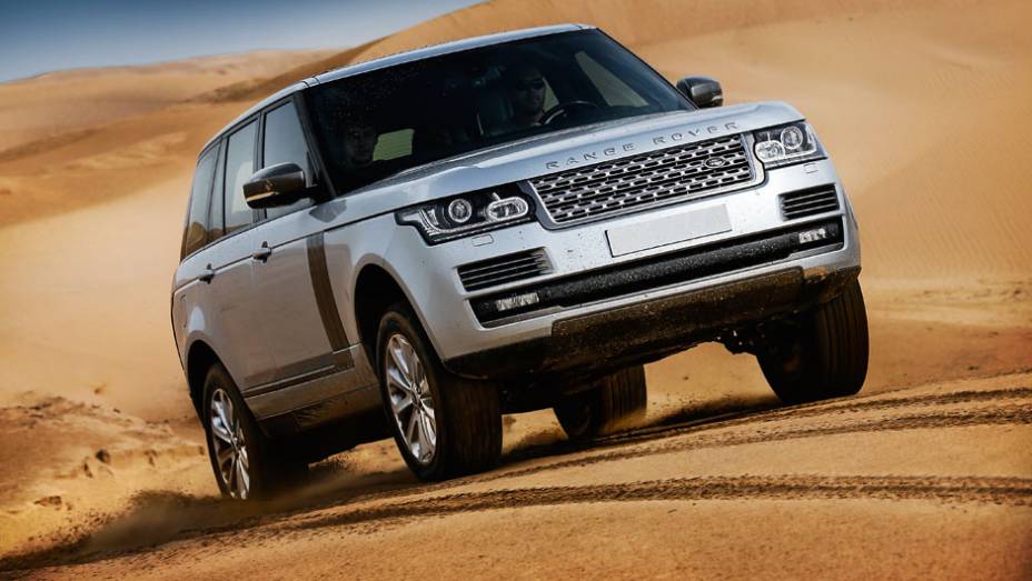 A versão V8 5.0 esbanja 510 cv em qualquer tipo de terreno | <a href="https://preprod.quatrorodas.abril.com.br/carros/impressoes/range-rover-vogue-729749.shtml" rel="migration">Leia mais</a>