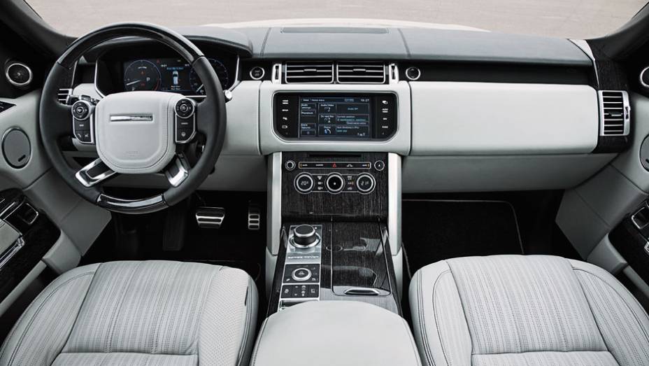 Interior agora tem menos comandos, que foram transferidos para o monitor central | <a href="https://preprod.quatrorodas.abril.com.br/carros/impressoes/range-rover-vogue-729749.shtml" rel="migration">Leia mais</a>