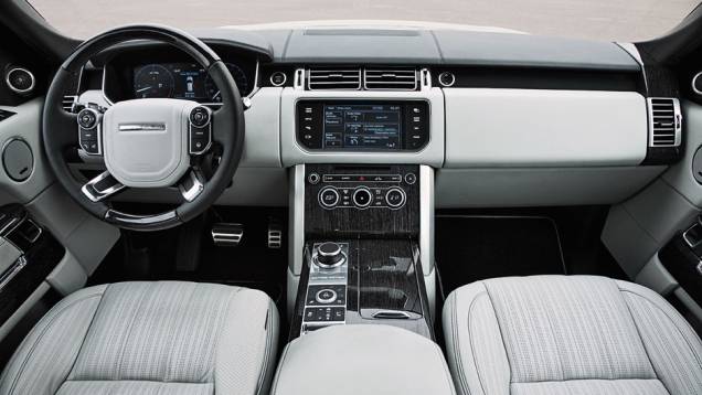 Interior agora tem menos comandos, que foram transferidos para o monitor central | <a href="https://preprod.quatrorodas.abril.com.br/carros/impressoes/range-rover-vogue-729749.shtml" rel="migration">Leia mais</a> Interior agora tem menos comandos, que foram transferidos para o monitor central | <a href="https://preprod.quatrorodas.abril.com.br/carros/impressoes/range-rover-vogue-729749.shtml" rel="migration">Leia mais</a>