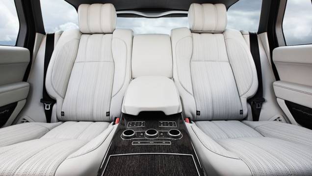 A versão limusine troca o banco inteiriço por duas poltronas que têm até massageador | <a href="https://preprod.quatrorodas.abril.com.br/carros/impressoes/range-rover-vogue-729749.shtml" rel="migration">Leia mais</a> A versão limusine troca o banco inteiriço por duas poltronas que têm até massageador | <a href="https://preprod.quatrorodas.abril.com.br/carros/impressoes/range-rover-vogue-729749.shtml" rel="migration">Leia mais</a>