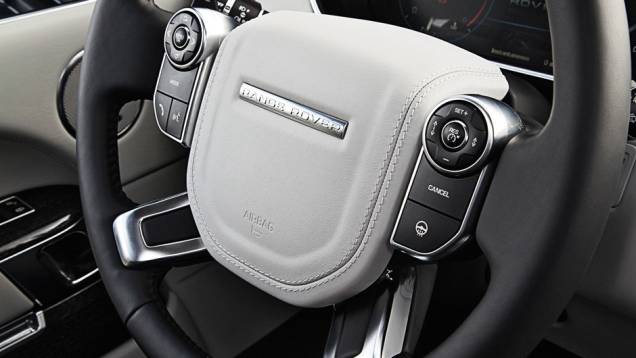 O volante continua congestionado pelo excesso de botões | <a href="https://preprod.quatrorodas.abril.com.br/carros/impressoes/range-rover-vogue-729749.shtml" rel="migration">Leia mais</a> O volante continua congestionado pelo excesso de botões | <a href="https://preprod.quatrorodas.abril.com.br/carros/impressoes/range-rover-vogue-729749.shtml" rel="migration">Leia mais</a>