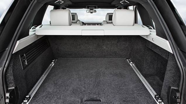 Porta-malas leva 550 litros | <a href="https://preprod.quatrorodas.abril.com.br/carros/impressoes/range-rover-vogue-729749.shtml" rel="migration">Leia mais</a> Porta-malas leva 550 litros | <a href="https://preprod.quatrorodas.abril.com.br/carros/impressoes/range-rover-vogue-729749.shtml" rel="migration">Leia mais</a>