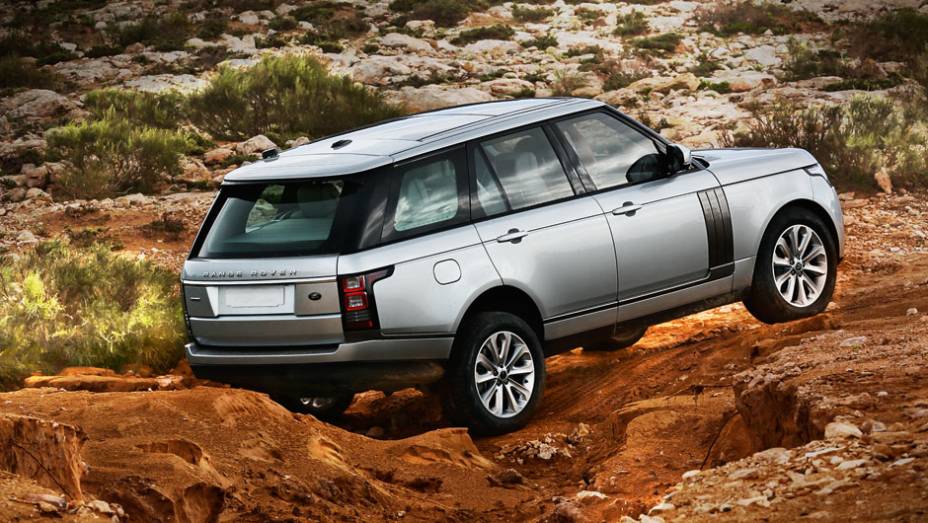 As colunas pintadas de preto criam o efeito do teto flutuante | <a href="https://preprod.quatrorodas.abril.com.br/carros/impressoes/range-rover-vogue-729749.shtml" rel="migration">Leia mais</a>
