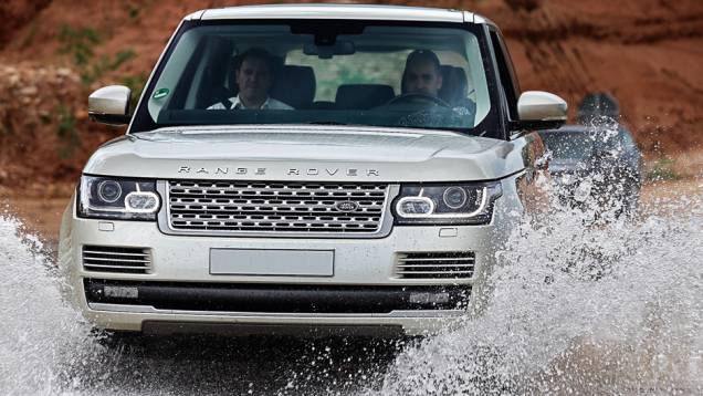 A suspensão a ar pode erguer o carro para vencer trechos alagados | <a href="https://preprod.quatrorodas.abril.com.br/carros/impressoes/range-rover-vogue-729749.shtml" rel="migration">Leia mais</a> A suspensão a ar pode erguer o carro para vencer trechos alagados | <a href="https://preprod.quatrorodas.abril.com.br/carros/impressoes/range-rover-vogue-729749.shtml" rel="migration">Leia mais</a>