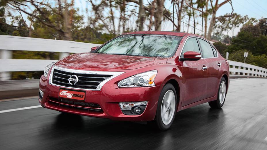 Formato dos faróis do Altima é inspirado no esportivo 370Z, mas não resulta em linhas harmoniosas com o resto da carroceria | <a href="https://preprod.quatrorodas.abril.com.br/carros/lancamentos/nissan-altima-759798.shtml" rel="migration">Leia mais</a> | <a href="h" rel="migration"></a>