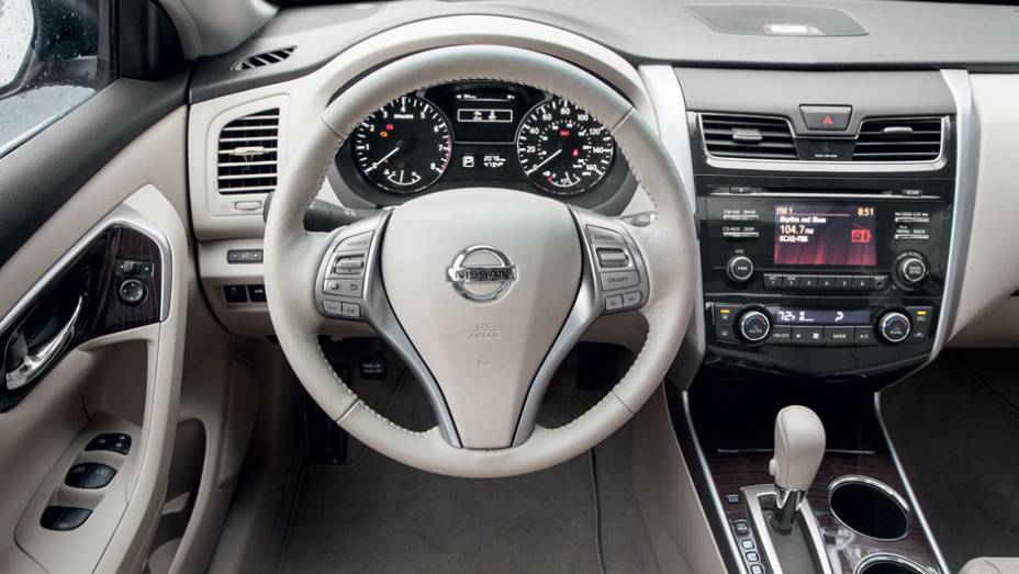 Acabamento é bem cuidado, porém desenho interno investe em linhas simples e discretas | <a href="https://preprod.quatrorodas.abril.com.br/carros/lancamentos/nissan-altima-759798.shtml" rel="migration">Leia mais</a> | <a href="https://preprod.quatrorodas.abril.com.br/carros/impres" rel="migration"></a>