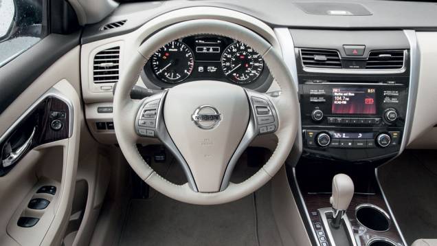 Acabamento é bem cuidado, porém desenho interno investe em linhas simples e discretas | <a href="https://preprod.quatrorodas.abril.com.br/carros/lancamentos/nissan-altima-759798.shtml" rel="migration">Leia mais</a> | <a href="https://preprod.quatrorodas.abril.com.br/carros/impres" rel="migration"></a> Acabamento é bem cuidado, porém desenho interno investe em linhas simples e discretas | <a href="https://preprod.quatrorodas.abril.com.br/carros/lancamentos/nissan-altima-759798.shtml" rel="migration">Leia mais</a> | <a href="https://preprod.quatrorodas.abril.com.br/carros/impres" rel="migration"></a>