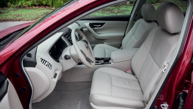 Há couro em banco, portas e painel | <a href="https://preprod.quatrorodas.abril.com.br/carros/lancamentos/nissan-altima-759798.shtml" rel="migration">Leia mais</a> | <a href="https://preprod.quatrorodas.abril.com.br/carros/impressoes/nissan-altima-2-5-sl-729107.shtml" rel="migration">Impressões ao Diri</a> Há couro em banco, portas e painel | <a href="https://preprod.quatrorodas.abril.com.br/carros/lancamentos/nissan-altima-759798.shtml" rel="migration">Leia mais</a> | <a href="https://preprod.quatrorodas.abril.com.br/carros/impressoes/nissan-altima-2-5-sl-729107.shtml" rel="migration">Impressões ao Diri</a>