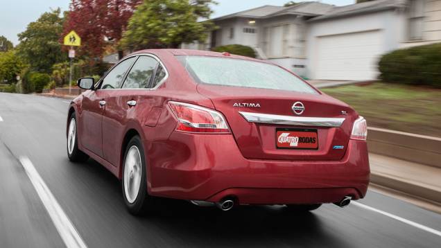 A abertura estreita do bagageiro e a linha alta do para-choque traseiro dificultam o acesso ao compartimento de carga | <a href="https://preprod.quatrorodas.abril.com.br/carros/lancamentos/nissan-altima-759798.shtml" rel="migration">Leia mais</a> | <a href="https://quatrorodas.abril." rel="migration"></a> A abertura estreita do bagageiro e a linha alta do para-choque traseiro dificultam o acesso ao compartimento de carga | <a href="https://preprod.quatrorodas.abril.com.br/carros/lancamentos/nissan-altima-759798.shtml" rel="migration">Leia mais</a> | <a href="https://quatrorodas.abril." rel="migration"></a>