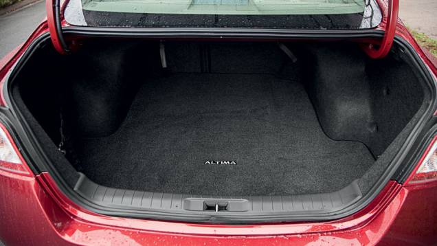 O porta-malas comporta 436 litros | <a href="https://preprod.quatrorodas.abril.com.br/carros/lancamentos/nissan-altima-759798.shtml" rel="migration">Leia mais</a> | <a href="https://preprod.quatrorodas.abril.com.br/carros/impressoes/nissan-altima-2-5-sl-729107.shtml" rel="migration">Impressões ao Dirigir</a> O porta-malas comporta 436 litros | <a href="https://preprod.quatrorodas.abril.com.br/carros/lancamentos/nissan-altima-759798.shtml" rel="migration">Leia mais</a> | <a href="https://preprod.quatrorodas.abril.com.br/carros/impressoes/nissan-altima-2-5-sl-729107.shtml" rel="migration">Impressões ao Dirigir</a>