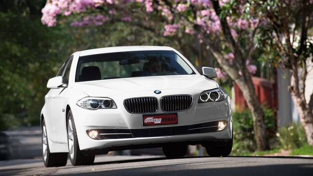 Nova versão tem motor menor e preço mais baixo | <a href="https://preprod.quatrorodas.abril.com.br/carros/lancamentos/bmw-528i-726871.shtml" rel="migration">Leia mais</a> Nova versão tem motor menor e preço mais baixo | <a href="https://preprod.quatrorodas.abril.com.br/carros/lancamentos/bmw-528i-726871.shtml" rel="migration">Leia mais</a>