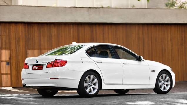 528i tem apenas uma versão de acabamento | <a href="https://preprod.quatrorodas.abril.com.br/carros/lancamentos/bmw-528i-726871.shtml" rel="migration">Leia mais</a> 528i tem apenas uma versão de acabamento | <a href="https://preprod.quatrorodas.abril.com.br/carros/lancamentos/bmw-528i-726871.shtml" rel="migration">Leia mais</a>