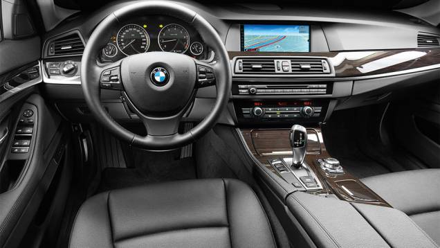 Acabamento de luxo e painel completo | <a href="https://preprod.quatrorodas.abril.com.br/carros/lancamentos/bmw-528i-726871.shtml" rel="migration">Leia mais</a> Acabamento de luxo e painel completo | <a href="https://preprod.quatrorodas.abril.com.br/carros/lancamentos/bmw-528i-726871.shtml" rel="migration">Leia mais</a>