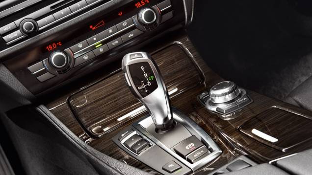 No console, câmbio automático de oito marchas e sistema Driving Experience | <a href="https://preprod.quatrorodas.abril.com.br/carros/lancamentos/bmw-528i-726871.shtml" rel="migration">Leia mais</a> No console, câmbio automático de oito marchas e sistema Driving Experience | <a href="https://preprod.quatrorodas.abril.com.br/carros/lancamentos/bmw-528i-726871.shtml" rel="migration">Leia mais</a>