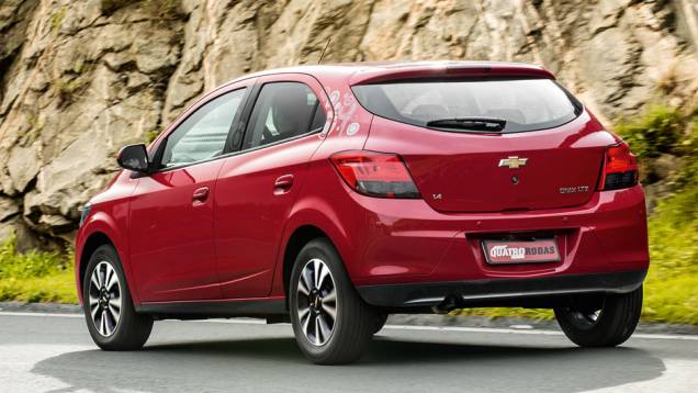 Traseira nem tão original, mas de traços elegantes. Tem sensor de estacionamento e porta-malas com travamento elétrico | <a href="https://preprod.quatrorodas.abril.com.br/carros/comparativos/chevrolet-onix-x-chevrolet-agile-729371.shtml" rel="migration"></a> Traseira nem tão original, mas de traços elegantes. Tem sensor de estacionamento e porta-malas com travamento elétrico | <a href="https://preprod.quatrorodas.abril.com.br/carros/comparativos/chevrolet-onix-x-chevrolet-agile-729371.shtml" rel="migration"></a>