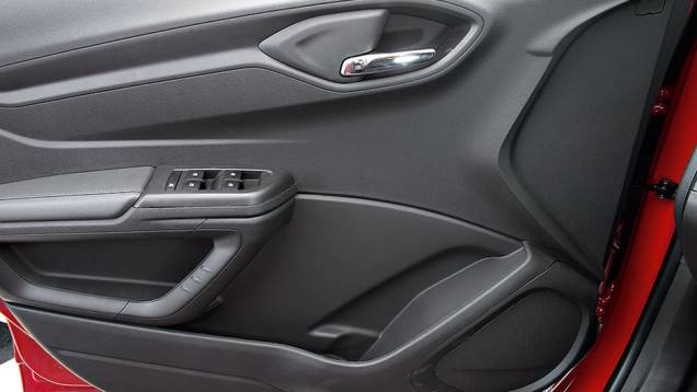 Puxador da porta em posição muito baixa é ruim de usar | <a href="https://preprod.quatrorodas.abril.com.br/carros/comparativos/chevrolet-onix-x-chevrolet-agile-729371.shtml" rel="migration">Leia mais</a> Puxador da porta em posição muito baixa é ruim de usar | <a href="https://preprod.quatrorodas.abril.com.br/carros/comparativos/chevrolet-onix-x-chevrolet-agile-729371.shtml" rel="migration">Leia mais</a>