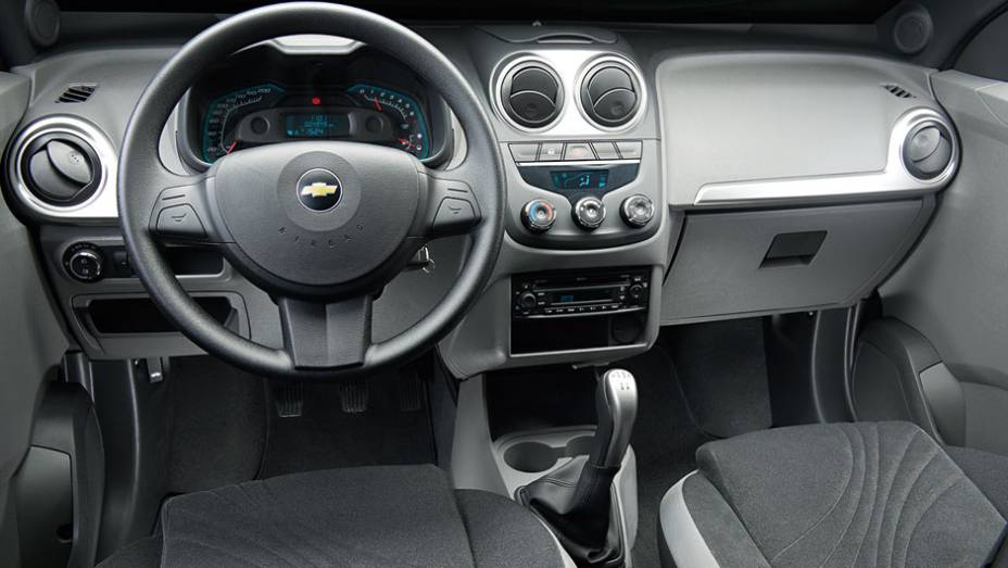 Agile foi o precursor do quadro de instrumentos azul e do cockpit duplo | <a href="https://preprod.quatrorodas.abril.com.br/carros/comparativos/chevrolet-onix-x-chevrolet-agile-729371.shtml" rel="migration">Leia mais</a>