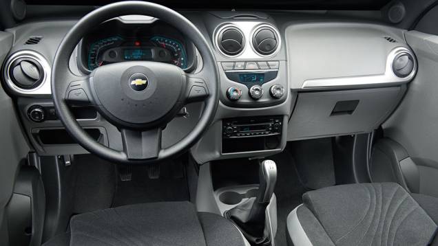 Agile foi o precursor do quadro de instrumentos azul e do cockpit duplo | <a href="https://preprod.quatrorodas.abril.com.br/carros/comparativos/chevrolet-onix-x-chevrolet-agile-729371.shtml" rel="migration">Leia mais</a> Agile foi o precursor do quadro de instrumentos azul e do cockpit duplo | <a href="https://preprod.quatrorodas.abril.com.br/carros/comparativos/chevrolet-onix-x-chevrolet-agile-729371.shtml" rel="migration">Leia mais</a>