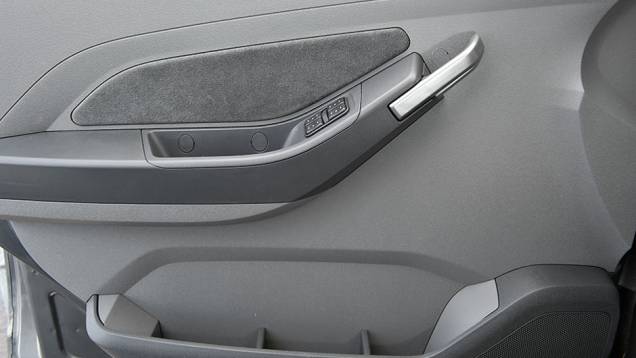 Vidros elétricos têm função um-toque para as 4 portas | <a href="https://preprod.quatrorodas.abril.com.br/carros/comparativos/chevrolet-onix-x-chevrolet-agile-729371.shtml" rel="migration">Leia mais</a> Vidros elétricos têm função um-toque para as 4 portas | <a href="https://preprod.quatrorodas.abril.com.br/carros/comparativos/chevrolet-onix-x-chevrolet-agile-729371.shtml" rel="migration">Leia mais</a>