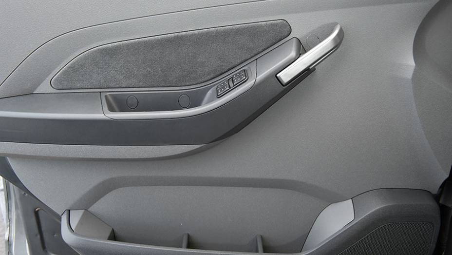 Vidros elétricos têm função um-toque para as 4 portas | <a href="https://preprod.quatrorodas.abril.com.br/carros/comparativos/chevrolet-onix-x-chevrolet-agile-729371.shtml" rel="migration">Leia mais</a> Vidros elétricos têm função um-toque para as 4 portas | <a href="https://preprod.quatrorodas.abril.com.br/carros/comparativos/chevrolet-onix-x-chevrolet-agile-729371.shtml" rel="migration">Leia mais</a>