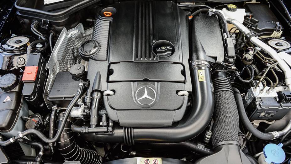 Motor 1.8 de quatro cilindros gera 204 cv de potência | <a href="https://preprod.quatrorodas.abril.com.br/carros/comparativos/bmw-z4-sdrive-2-0i-x-mercedes-benz-slk-250-729203.shtml" rel="migration">Leia mais</a>