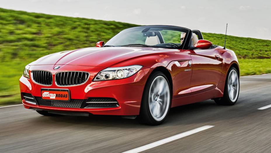 No BMW, as rodas esportivas têm aro de 19 polegadas | <a href="https://preprod.quatrorodas.abril.com.br/carros/comparativos/bmw-z4-sdrive-2-0i-x-mercedes-benz-slk-250-729203.shtml" rel="migration">Leia mais</a>