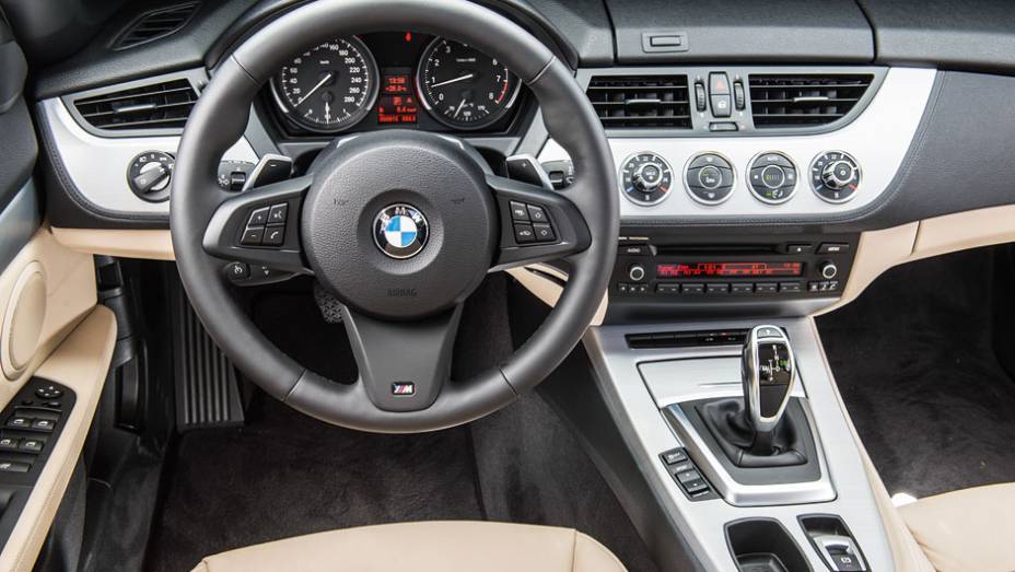 No console: comandos do sistema Driving Experience | <a href="https://preprod.quatrorodas.abril.com.br/carros/comparativos/bmw-z4-sdrive-2-0i-x-mercedes-benz-slk-250-729203.shtml" rel="migration">Leia mais</a>