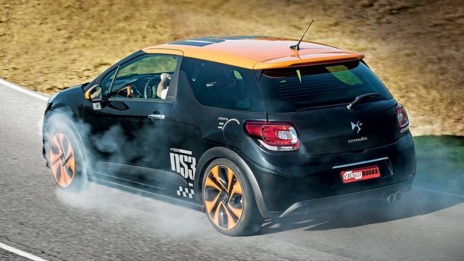 O comportamento em curvas é tão neutro quanto o do DS3 sem preparação | <a href="https://preprod.quatrorodas.abril.com.br/carros/testes/citroen-ds3-racing-728659.shtml" rel="migration">Leia mais</a>