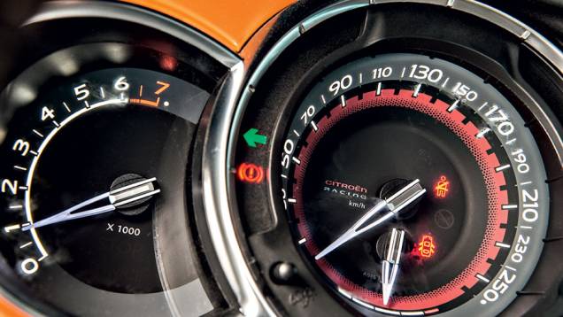 Painel e pacote de equipamentos são, basicamente... | <a href="https://preprod.quatrorodas.abril.com.br/carros/testes/citroen-ds3-racing-728659.shtml" rel="migration">Leia mais</a> Painel e pacote de equipamentos são, basicamente... | <a href="https://preprod.quatrorodas.abril.com.br/carros/testes/citroen-ds3-racing-728659.shtml" rel="migration">Leia mais</a>