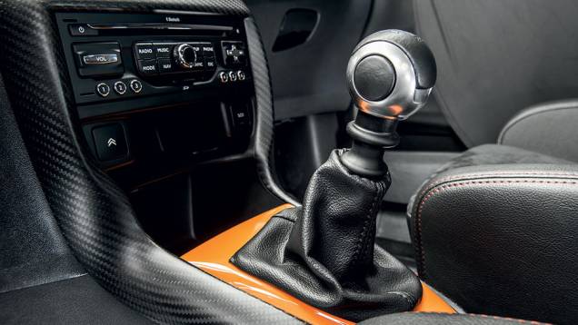 O câmbio é manual de seis marchas | <a href="https://preprod.quatrorodas.abril.com.br/carros/testes/citroen-ds3-racing-728659.shtml" rel="migration">Leia mais</a> O câmbio é manual de seis marchas | <a href="https://preprod.quatrorodas.abril.com.br/carros/testes/citroen-ds3-racing-728659.shtml" rel="migration">Leia mais</a>