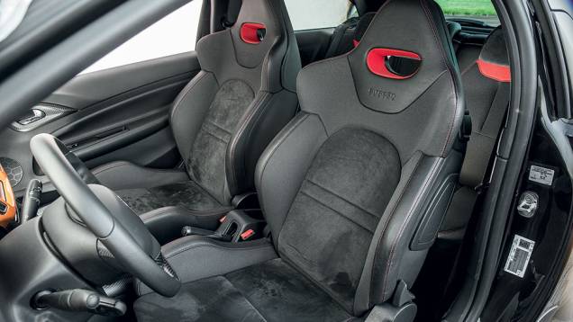 Bancos esportivos sustentam o corpo do piloto nas curvas | <a href="https://preprod.quatrorodas.abril.com.br/carros/testes/citroen-ds3-racing-728659.shtml" rel="migration">Leia mais</a> Bancos esportivos sustentam o corpo do piloto nas curvas | <a href="https://preprod.quatrorodas.abril.com.br/carros/testes/citroen-ds3-racing-728659.shtml" rel="migration">Leia mais</a>