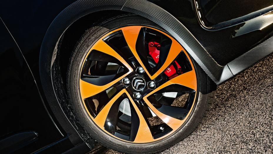 Rodas dianteiras aro 18 revelam disco maior e pinça Citroën Racing, by Brembo | <a href="https://preprod.quatrorodas.abril.com.br/carros/testes/citroen-ds3-racing-728659.shtml" rel="migration">Leia mais</a>