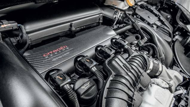 Na capa do motor, mais fibra de carbono| <a href="https://preprod.quatrorodas.abril.com.br/carros/testes/citroen-ds3-racing-728659.shtml" rel="migration">Leia mais</a> Na capa do motor, mais fibra de carbono| <a href="https://preprod.quatrorodas.abril.com.br/carros/testes/citroen-ds3-racing-728659.shtml" rel="migration">Leia mais</a>