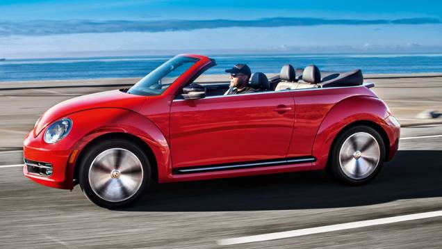 Capota aparente é uma referência ao primeiro Fusca conversível | <a href="https://preprod.quatrorodas.abril.com.br/carros/impressoes/vw-fusca-cabrio-729186.shtml" rel="migration">Leia mais</a> Capota aparente é uma referência ao primeiro Fusca conversível | <a href="https://preprod.quatrorodas.abril.com.br/carros/impressoes/vw-fusca-cabrio-729186.shtml" rel="migration">Leia mais</a>